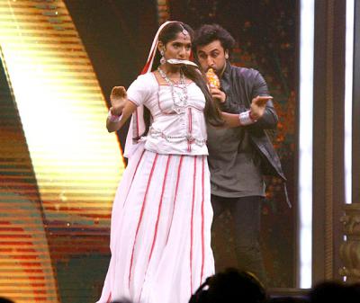  OMG! Ranbir Kapoor turns into a snake charmer for THIS LADY! 