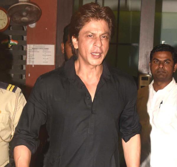 Shah Rukh Khan confesses he's a big fan of Akshaye Khanna's work