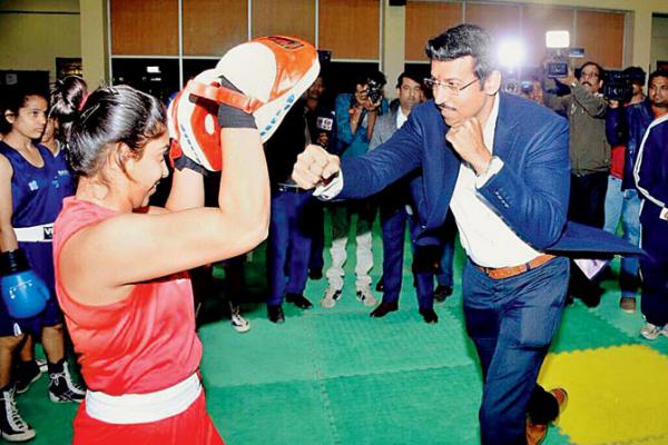 Mary Kom approves sports minister Rathore's boxing moves 